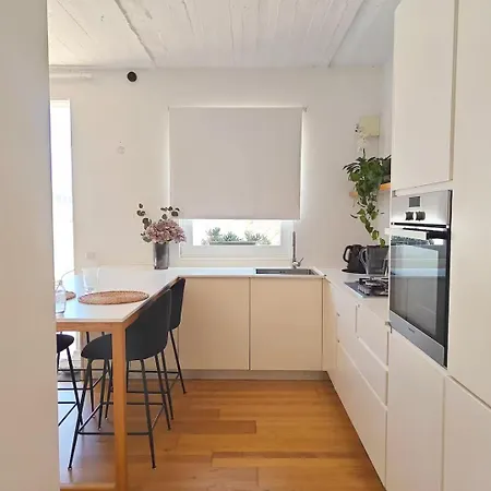Cosy 1 Bedroom Penthouse With Large Corner Terrace & Outside Furniture - Open View *