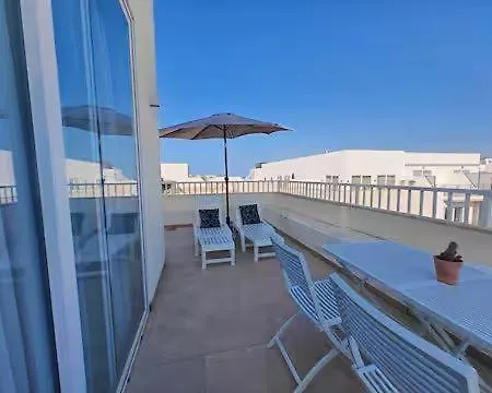 Apartmán Cosy 1 Bedroom Penthouse With Large Corner Terrace & Outside Furniture - Open View