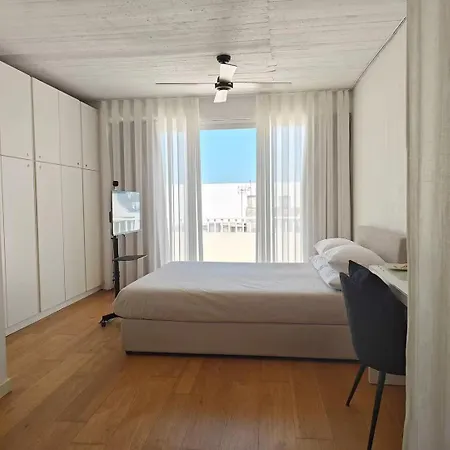Cosy 1 Bedroom Penthouse With Large Corner Terrace & Outside Furniture - Open View
